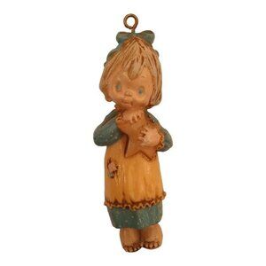 BETSEY CLARK HALLMARK FIGURINE ORNAMENT   1975  EXCELLENT NB